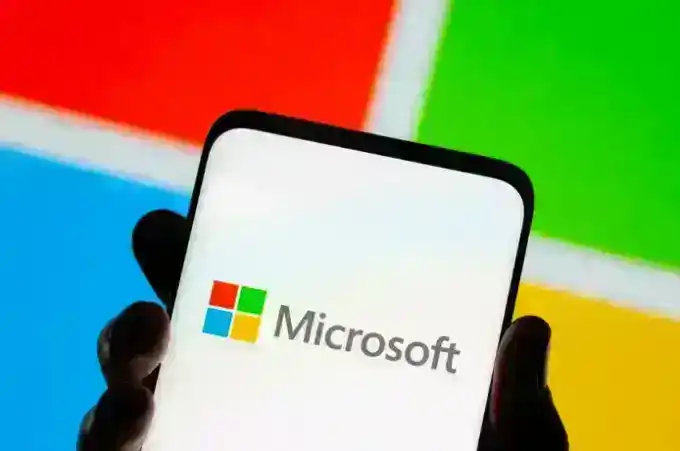 Smartphone hiển thị logo Microsoft